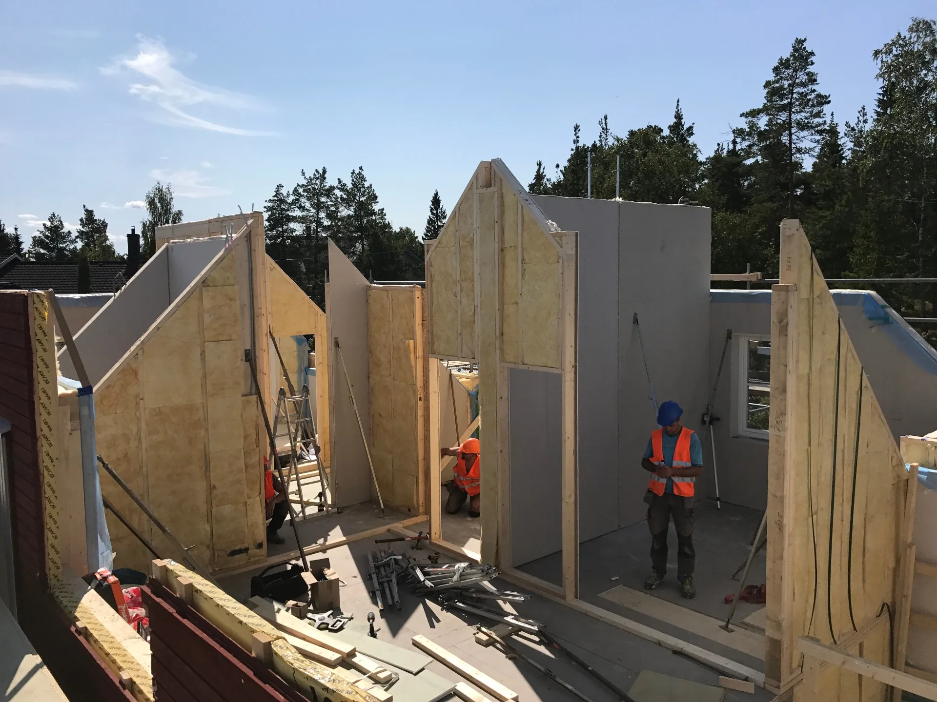 Husbygge med resta väggar